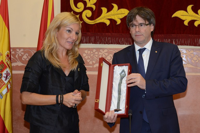 La alcaldesa entrega 'La dansaire' a Puigdemont (foto: Localpres)