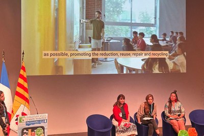 Las responsables del proyecto, durante su presentación en el certamen (foto: SETEM Catalunya).