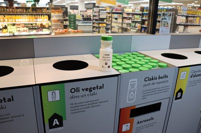 Ahora, en el Punto Verde del Mercado ya se pueden llevar los clakis llenos de aceite de cocina usado para ser reciclado (foto: Ayuntamiento de Rubí).