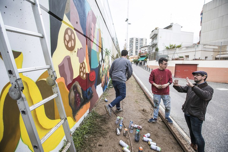 El concejal de Medio Ambiente, Moisés Rodríguez, ha observado la evolución del grafiti de la campaña Excusas o separas (foto: Lali Puig)