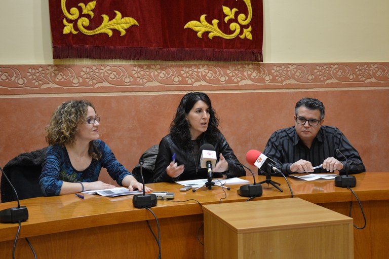 La concejala de Gobernanza y Ciudadanía, Neus Muñoz, y los técnicos del servicio, Isabel Mesas y Manuel Salvador, han presentado los datos del 2014