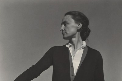 Georgia O'Keeffe en una instantánea tomada por su pareja, el fotógrafo Alfred Stieglitz (National Gallery of Art, Washington, Alfred Stieglitz Collection).