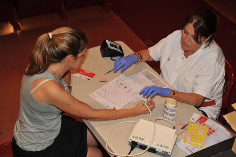 Una donante tomándose la tensión (foto: Localpres)