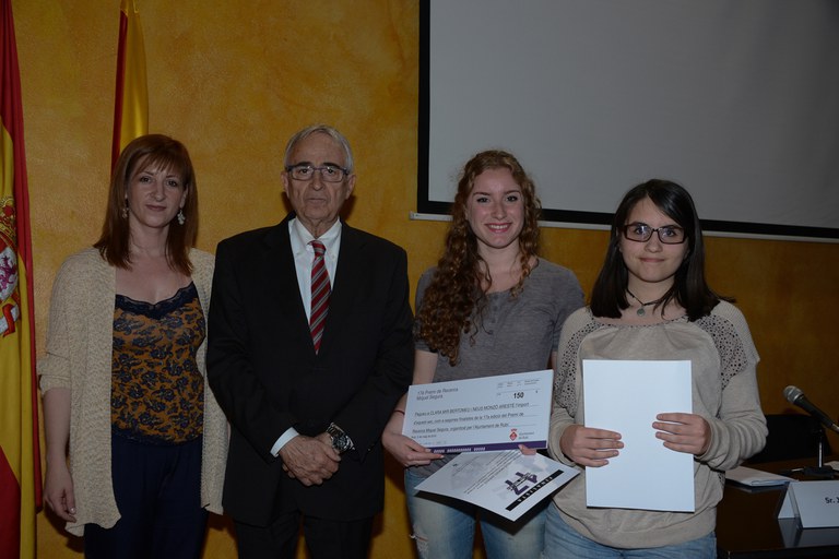 Clara Mir y Neus Monzó, del INS J.V. Foix, han sido las segundas finalistas con el trabajo "Realment vols un príncep?" (foto: Localpres)