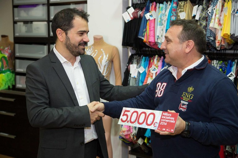 El concejal con el propietario de Elastic Rubí (foto: Localpres)