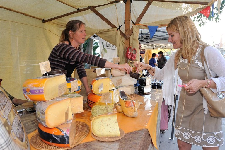 La alcaldesa, durante la jornada inaugural de la feria (foto: Localpres)