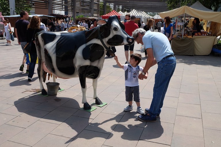 Los niños han podido ordeñar una vaca ficticia (foto: Localpres)