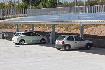 La fotolinera de Can Serra permite cargar vehículos eléctricos de forma gratuita y, al mismo tiempo, proporciona energía fotovoltaica para el autoconsumo de este equipamiento (foto: Localpres).