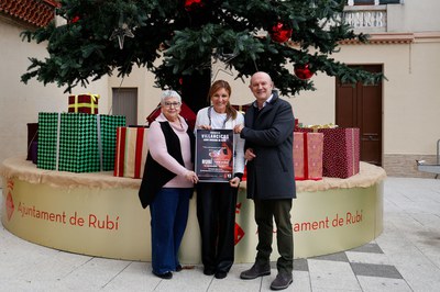 Milagros Calleja Gutiérrez, Ana María Martínez Martínez y Jordi García Castro, con el cartel del acto (foto: Ayuntamiento de Rubí - Localpres).