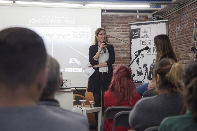 La concejala de Políticas de Igualdad, Maria Mas, durante la presentación de la charla (foto: Localpres)