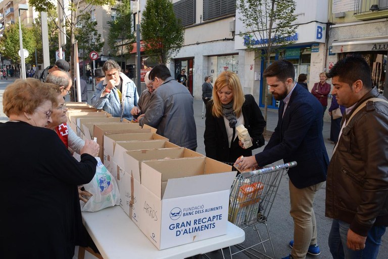 La alcaldesa y el concejal de Cultura se han acercado a la parada del recogida de alimentos (foto: Localpres)