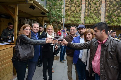 La alcaldesa y los concejales, brindando con el director de Vadevi.cat (foto: Localpres)