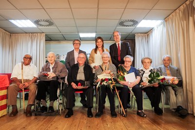 La alcaldesa, con 7 de las 10 personas del Casal que han sido homenajeadas por su 90 aniversario (foto: Ayuntamiento de Rubí - Localpres).
