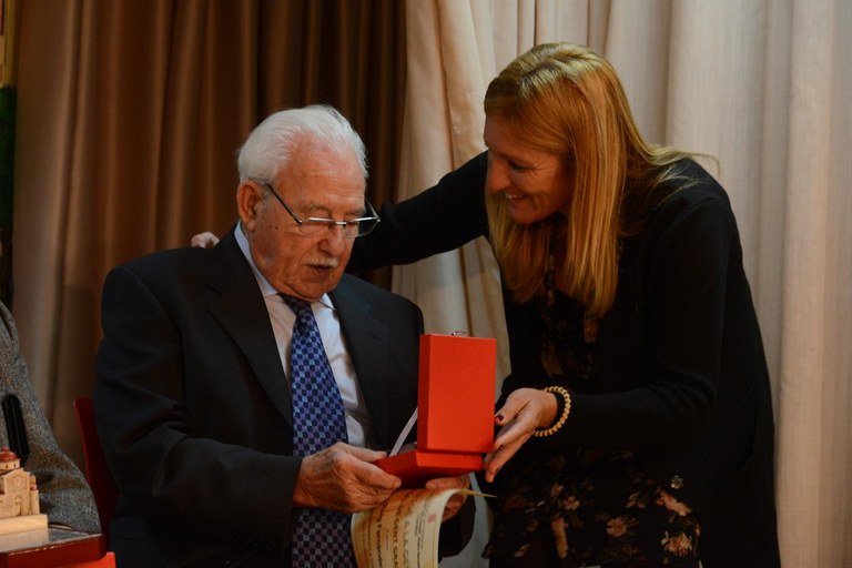 Francesc Roig, el otro homenajeado, recibiendo una placa conmemorativa de manos de Ana María Martínez (foto: Localpres)