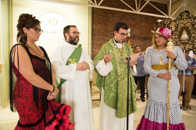 Un momento de la ceremonia en la iglesia de Santa María (foto: Localpres).
