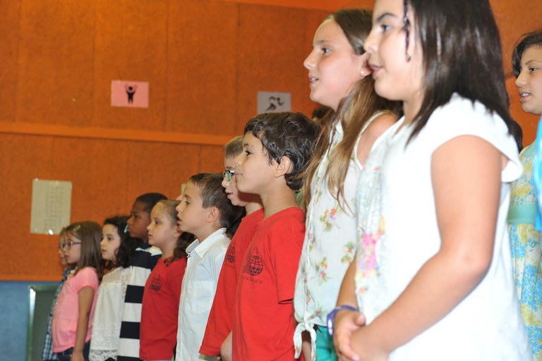 Los alumnos de la Schola cantando al final del acto (foto: Localpres)
