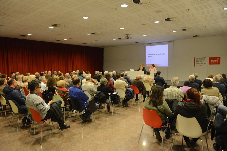 Unas 140 personas han asistido a la reunión informativa celebrada este miércoles (foto: Localpres)