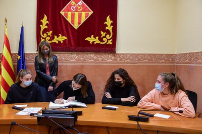 Las jugadoras han firmado el Libro del Deporte de la ciudad (foto: Ayuntamiento de Rubí - Localpres)