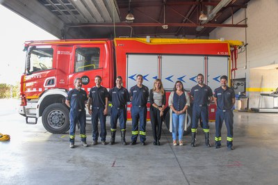 La alcaldesa y la concejala, acompañadas de los bomberos (foto: Ayuntamiento de Rubí - Localpres).