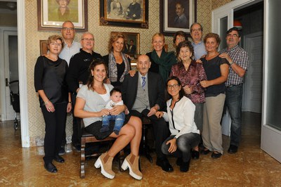 La alcaldesa, con Josep Rusiñol y su familia (foto: Localpres).