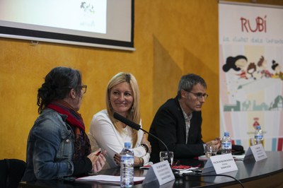 Ana María Martínez, con Ester Sara Cabanes y Josep Muñoz (foto: Lali Puig)