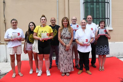 La alcaldesa con los y las representantes de las entidades que este año celebran 25 y 50 años (foto: Ayuntamiento de Rubí - Localpres).