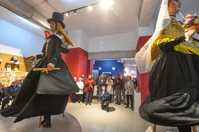 Los gigantes Roc y Paula, bailando en el nuevo local (foto: Ayuntamiento de Rubí – Localpres).
