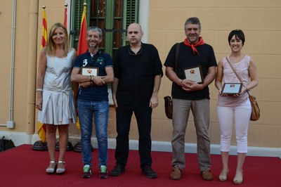 La alcaldesa y los representantes de las tres entidades homenajeadas se han hecho una foto de familia (foto: Localpres).