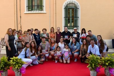 La alcaldesa con los representantes de las entidades que este año celebran un aniversario relevante (foto: Ayuntamiento de Rubí - Localpres).