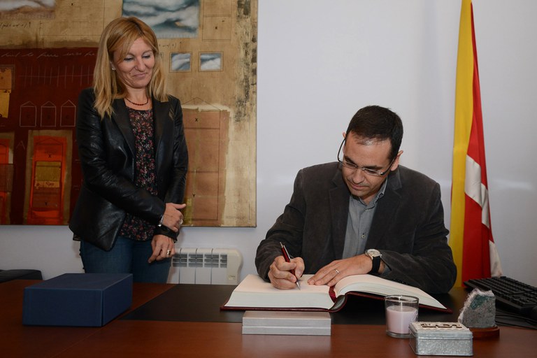 Ignasi Giménez ha firmado en el Libro de Honor (foto: Localpres)