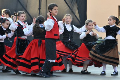 Actuación de los niños de la Unión Extremeña de Rubí (foto: Localpres)
