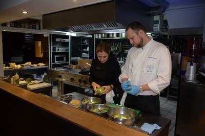 Parellada y su ayudante, durante el 'show cooking' celebrado en el restaurante Cal Canalla, uno de los establecimientos participantes en el Tasta Rubí (foto: Localpres)