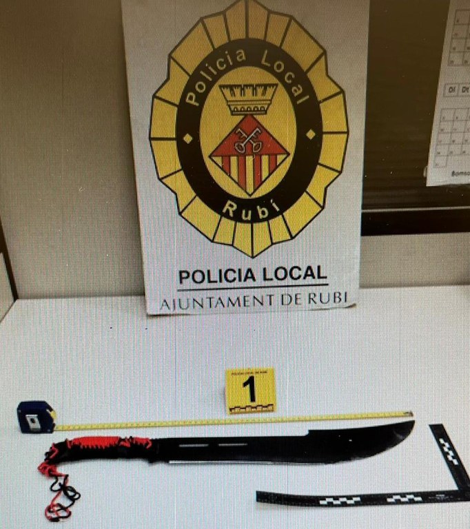 Cuchillo utilizado por el detenido (Foto: Policía Local)