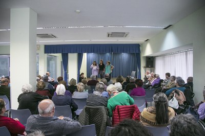 El homenaje ha contado con la asistencia de otros residentes y usuarios del casal (foto: Ayuntamiento – Lali Puig)
