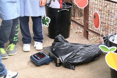 Los alumnos pesan de forma sistemática y exacta los residuos generados en relación a las comidas servidas (foto: Campos Estela)
