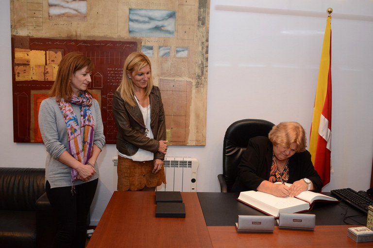 Aleida Guevara firmando el libro de honor del Ayuntamiento (foto: Localpres)