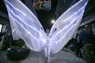 El espectáculo itinerante 'Fades de la Llum', de la compañía Artistalia, ha recorrido la zona peatonal (foto: Ayuntamiento – Lali Puig)