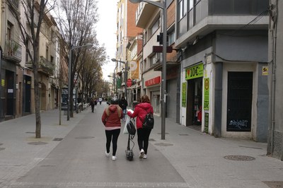 Las personas que circulan en patinete deben ir a pie cuando pasan por la zona peatonal (foto: Ayuntamiento de Rubí).