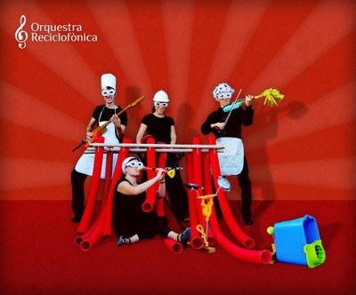 La Orquesta Reciclofónica con sus instrumentos.