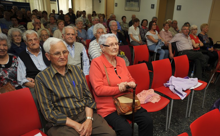 Personas mayores en la entrega de premios del Concurso de Poesía de la Associació de la Gent Gran