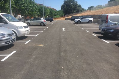 El aparcamiento de la calle Mallorca dispone de una cincuentena de plazas de estacionamiento gratuitas.