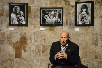 Ignasi Marroyo, en la exposición de retratos del Celler.