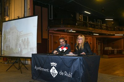 La alcaldesa y el director del Área de Servicios Territoriales, durante la rueda de prensa en el Casino (foto: Localpres).