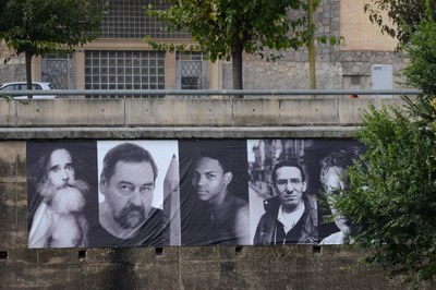 Fotógrafos locales han expuesto en el muro de la riera (foto: Localpres)