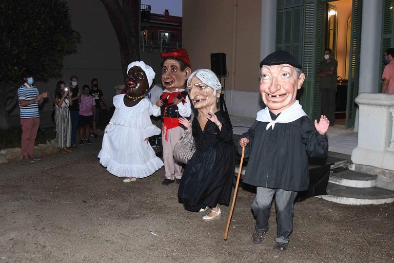 Los cabezudos, con su nuevo vestuario (foto: Ayuntamiento de Rubí - Localpres)