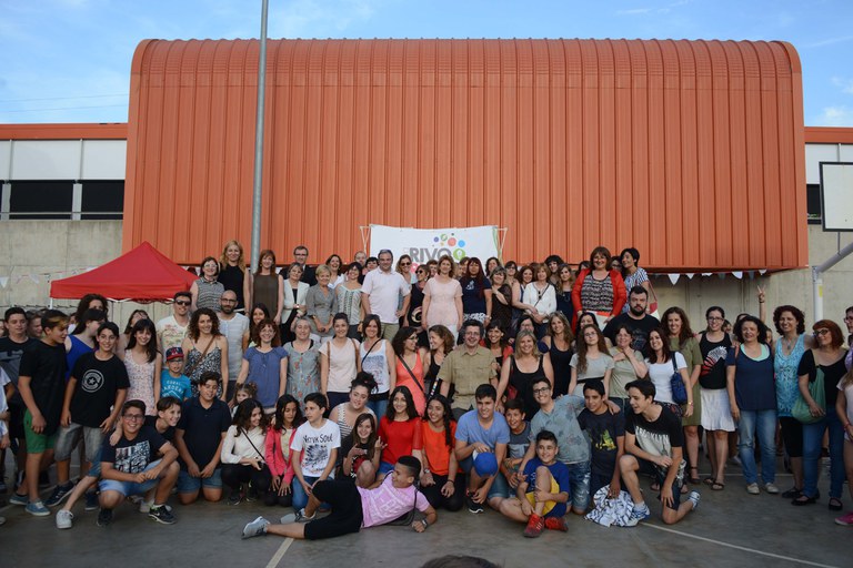 Foto de familia en el marco del acto del 10º aniversario de la Escuela Rivo Rubeo (foto: Localpres)
