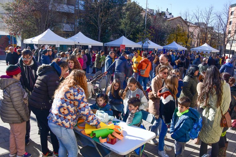 La plaza se ha llenado durante la jornada (foto: Ayuntamiento de Rubí - Localpres)