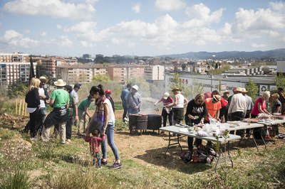 Previamente, los participantes han asado la carne y los "calçots" (foto: Ayuntamiento – Lali Puig)