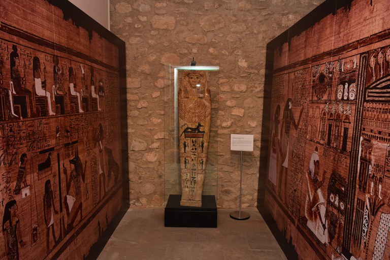Esta cubierta de ataúd, del Período Ptolemaico, se ha montado en un espacio que imita el hipotético interior de una tumba (foto: Localpres)