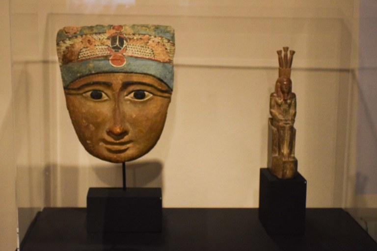 Otra de las piezas estrella de la exposición es el rostro de Khepri, procedente de la cubierta de un ataúd de la Baja Época (foto: Localpres)